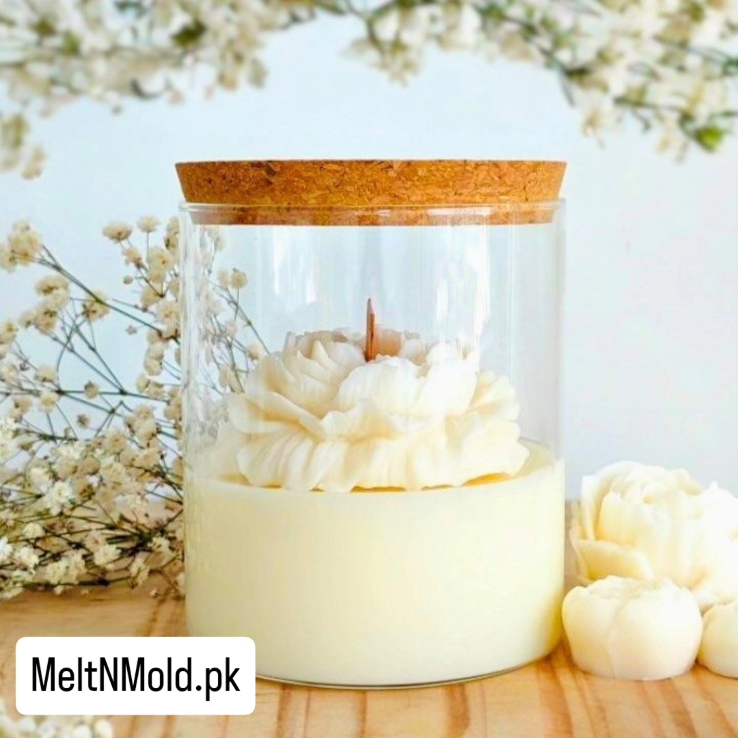 Peony Candle in Jar with Wooden Lid – Scented Luxury (315 ml)